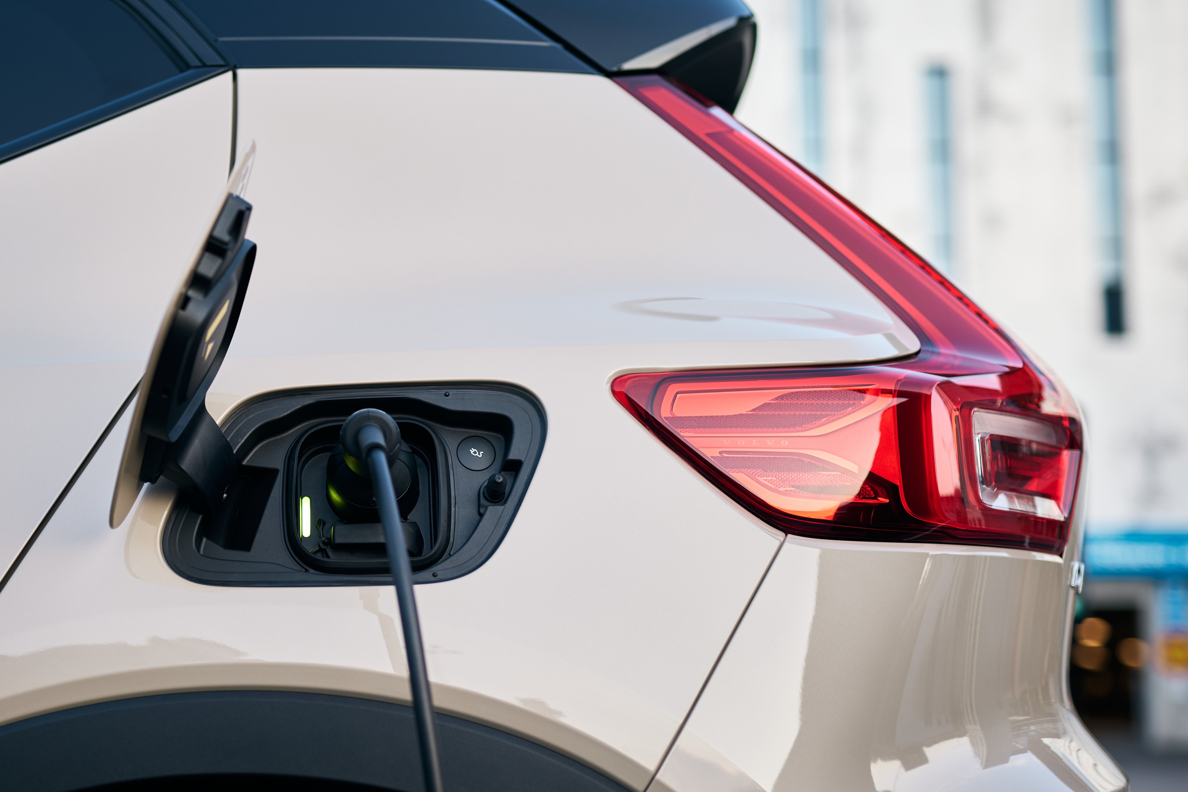 Volvo EX40 2026 elektrikli SUV şarj ve menzil